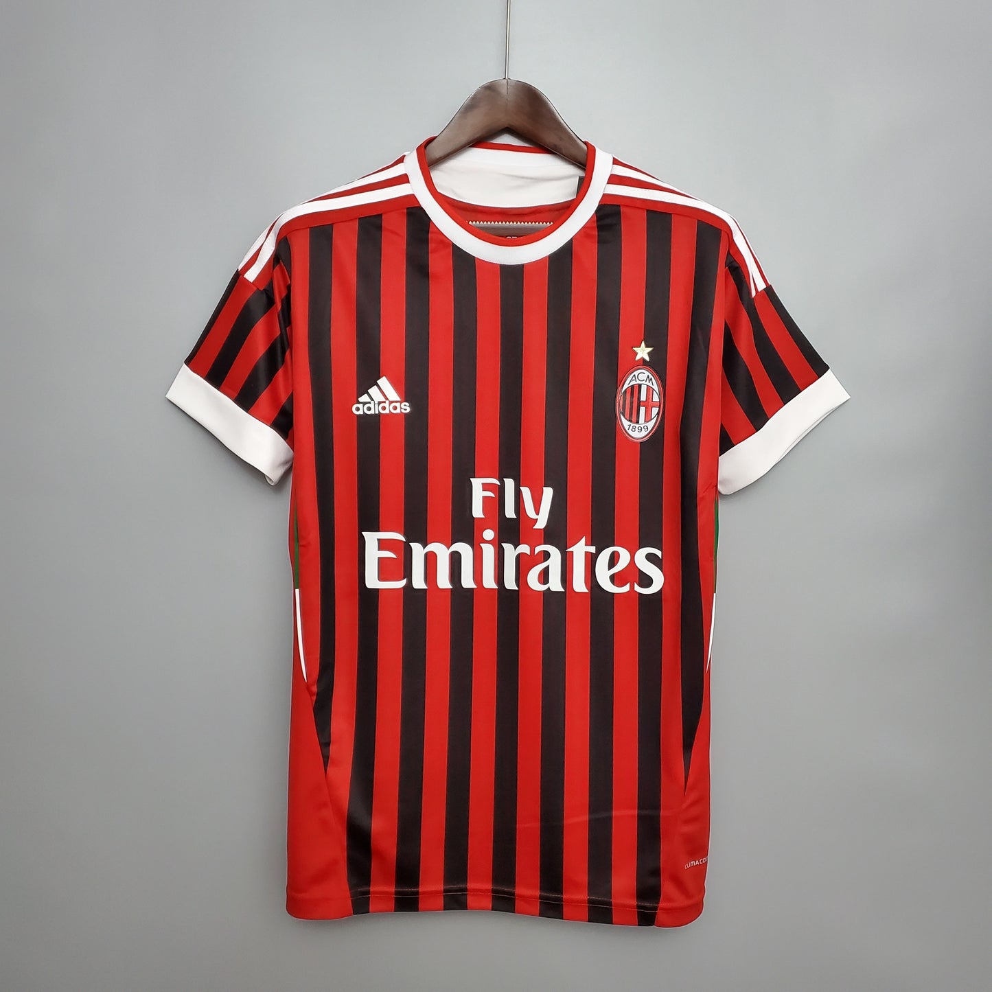 AC Milan “Fly Emirates” 2012–13 — Camiseta home Adidas rossonera (cuello blanco)