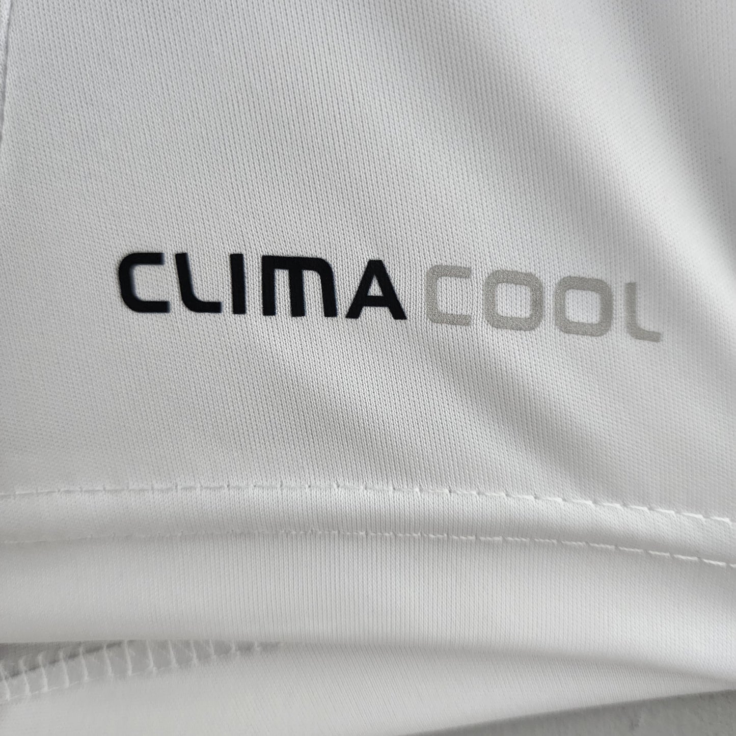 AC Milan 2013–14 Away “Fly Emirates” — Adidas blanca con franja vertical