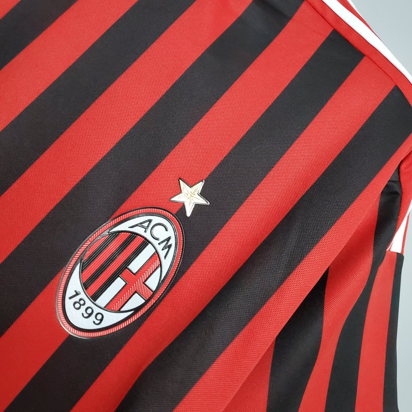 AC Milan “Fly Emirates” 2012–13 — Camiseta home Adidas rossonera (cuello blanco)