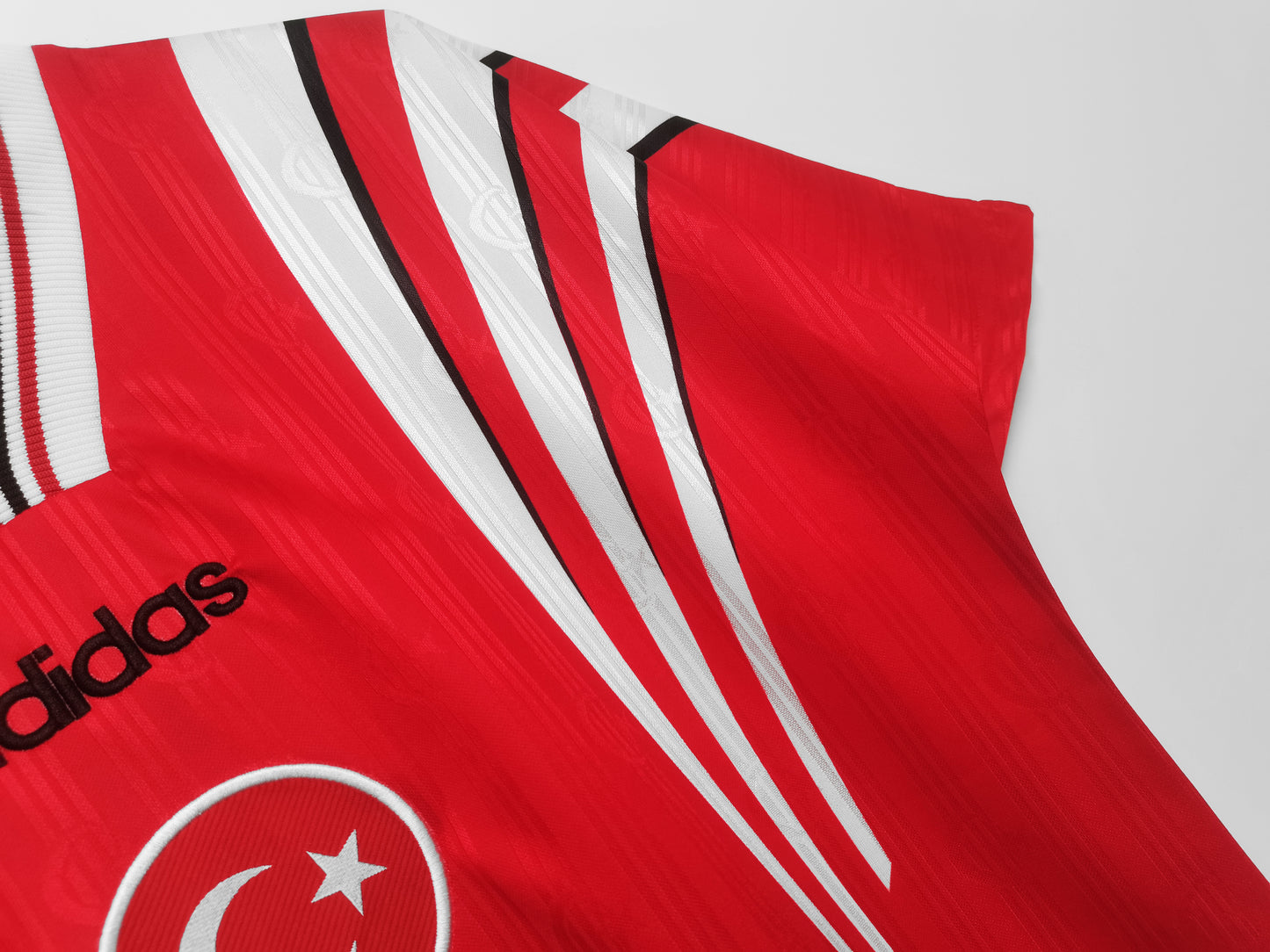 Turquía TFF adidas — Home rojo | Estilo mediados 90s, era Euro ’96 (Hakan Şükür & Rüştü)