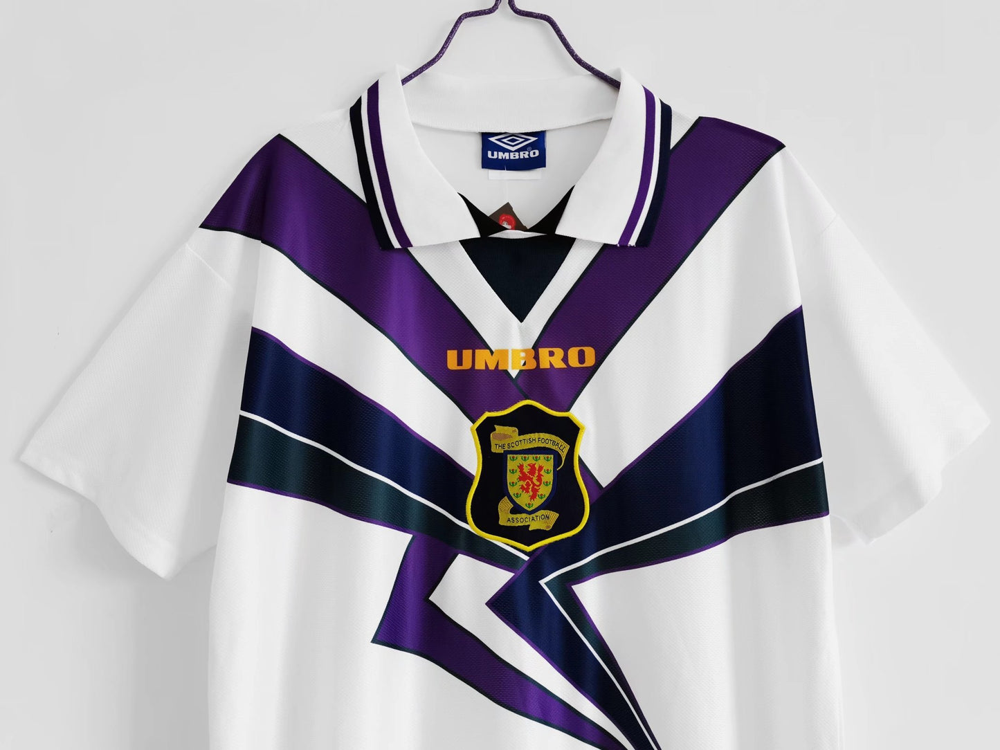 Escocia Umbro — Away blanca 1994-96 | relámpago morado “Saltire” y cuello polo