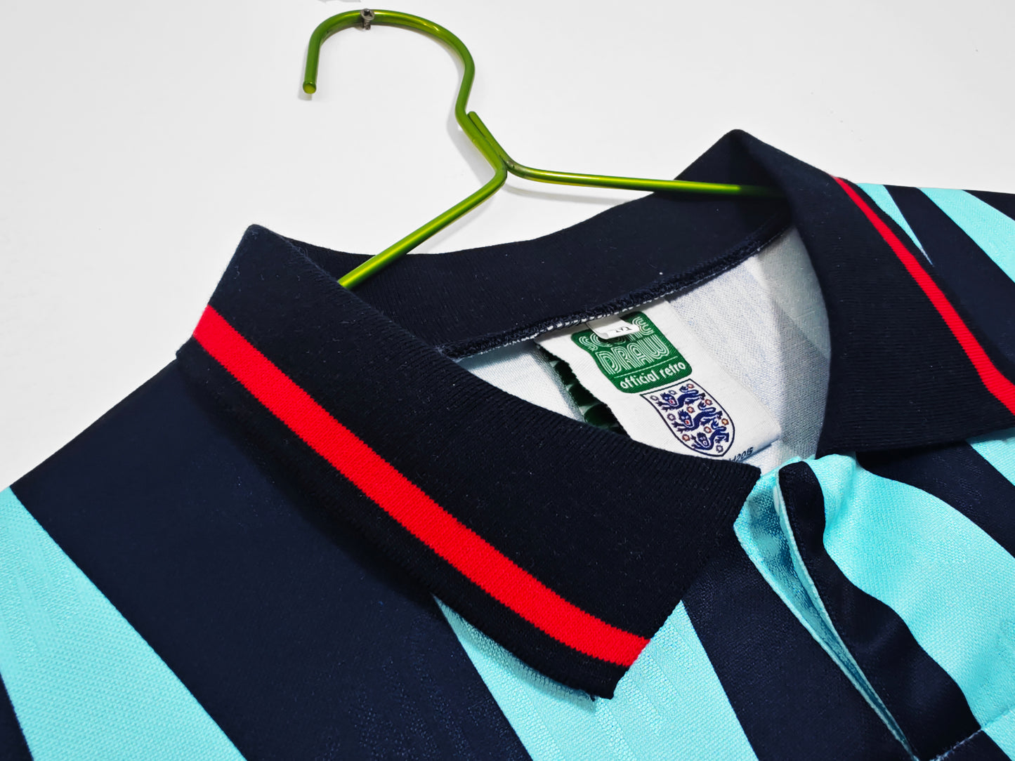 Camiseta Inglaterra Score Draw Retro – Third 1990–1992 “Ice Blue” | Celeste/Marino con cuello polo