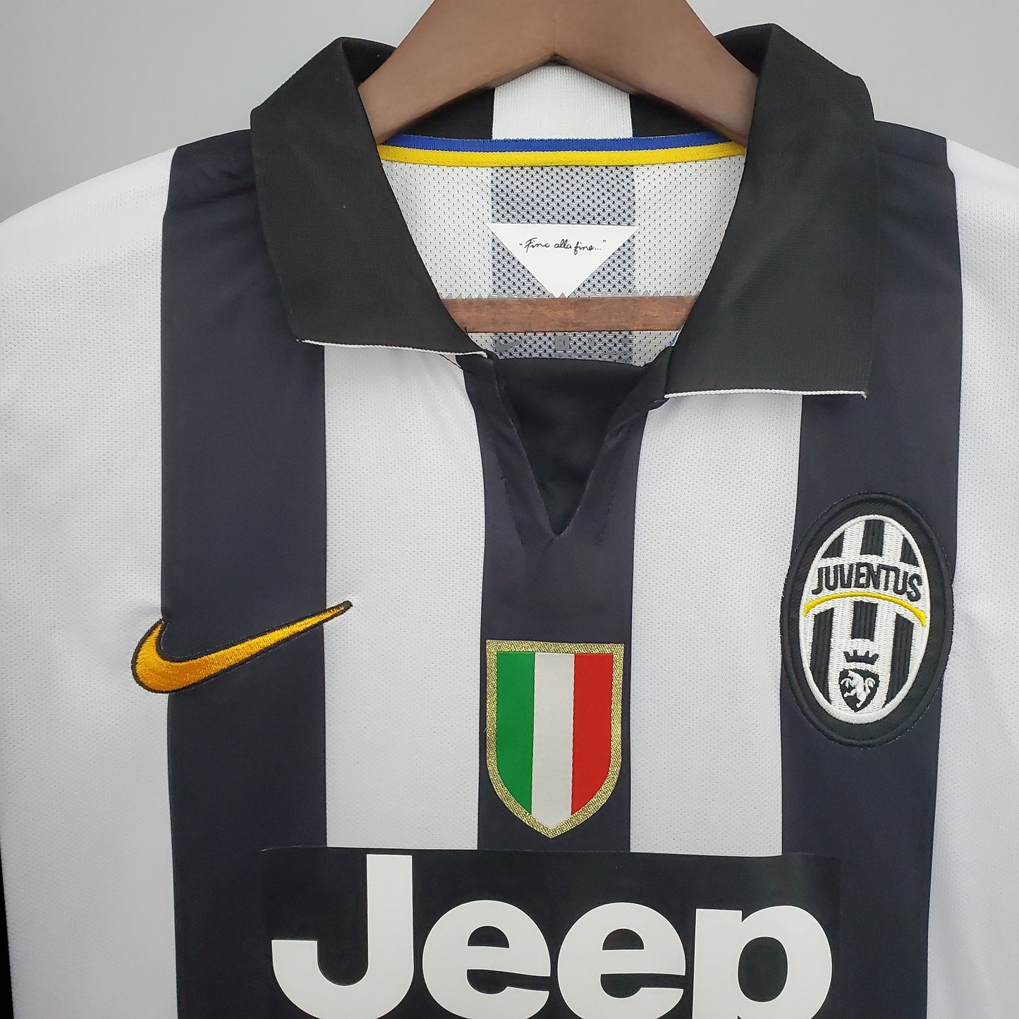 Juventus “Jeep” 2013–14 — Camiseta home Nike a rayas blancas y negras (Scudetto)