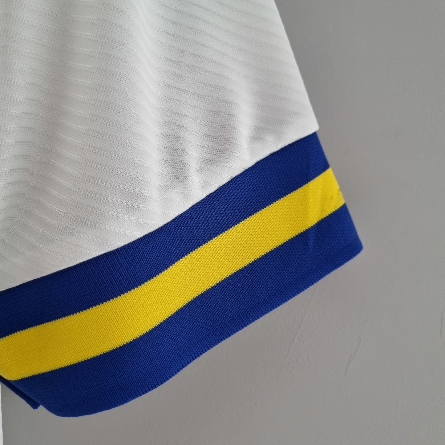 Parma A.C. “Parmalat” 1992–94 — Camiseta away Umbro blanca (cuello azul/amarillo)