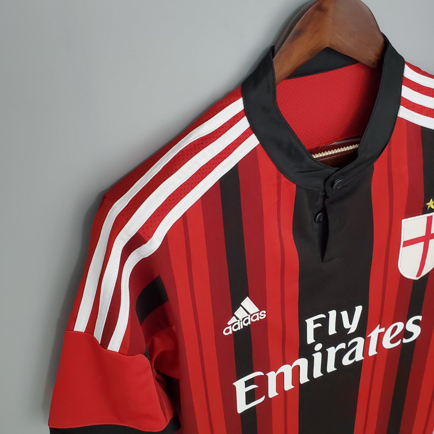 AC Milan Home 2014/15 “Fly Emirates” – adidas (Cruz de Milán)
