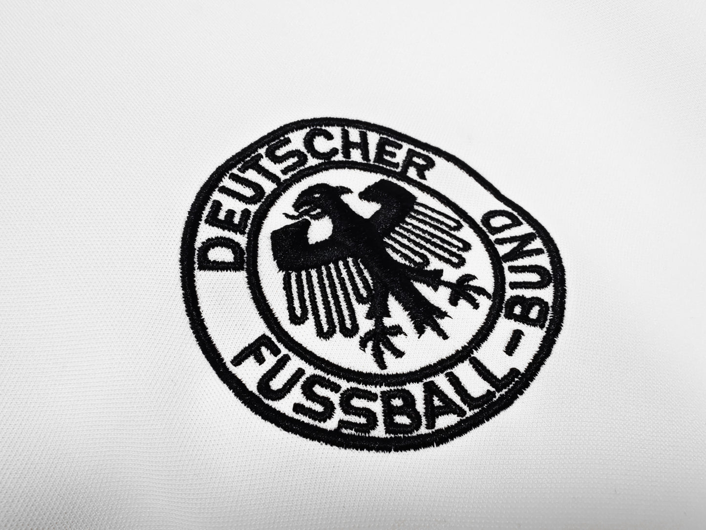 Camiseta Alemania adidas Originals Retro – Blanca con 3 bandas y ribete tricolor (inspiración 70/80)