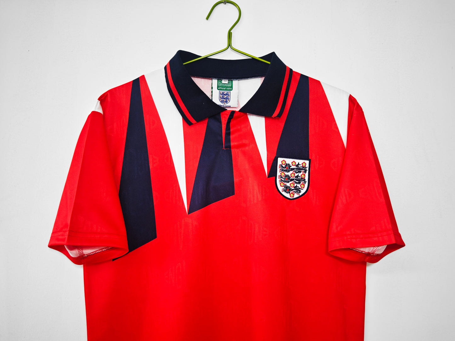 Camiseta Inglaterra Score Draw Retro – Away 1990–1992 | Roja con picos marino/blanco y cuello polo