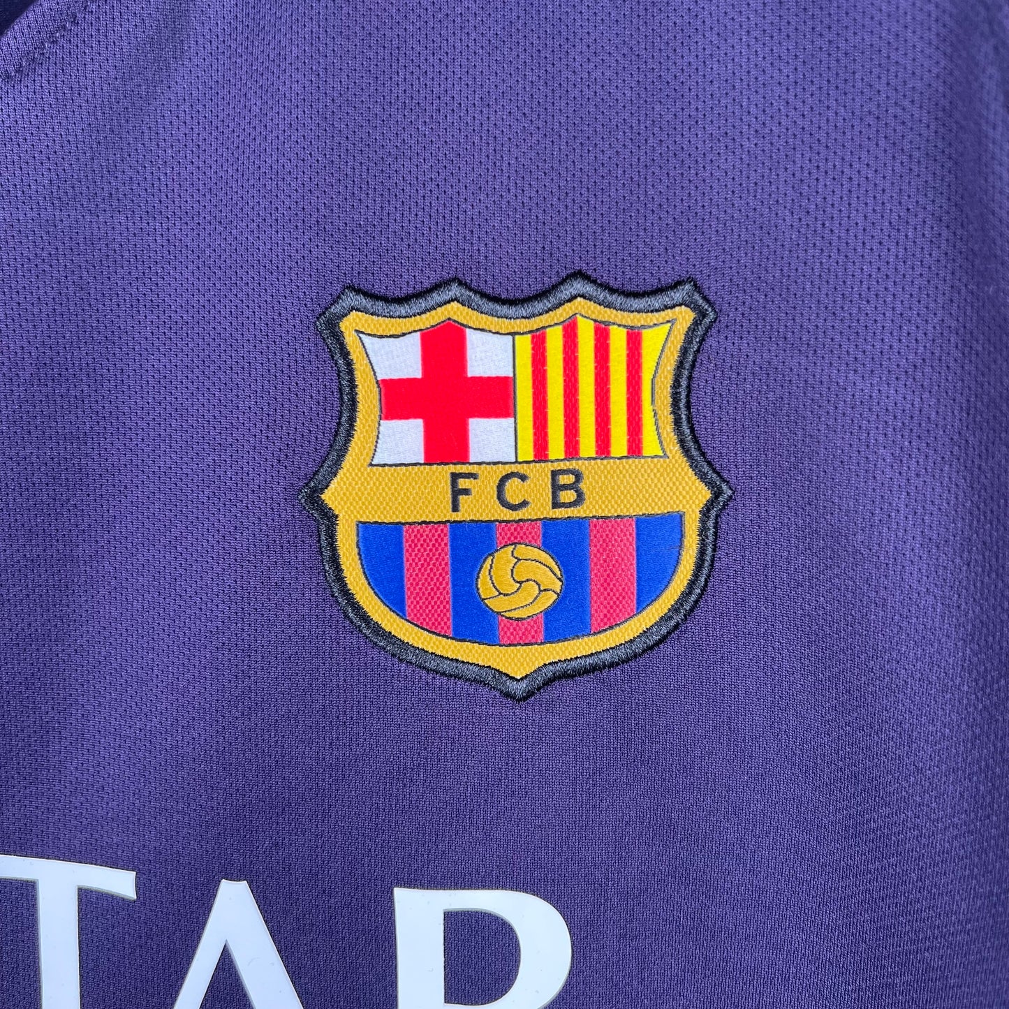 FC Barcelona “Qatar Airways” 2016–17 — Camiseta away Nike morada/negra (detalles fucsia)