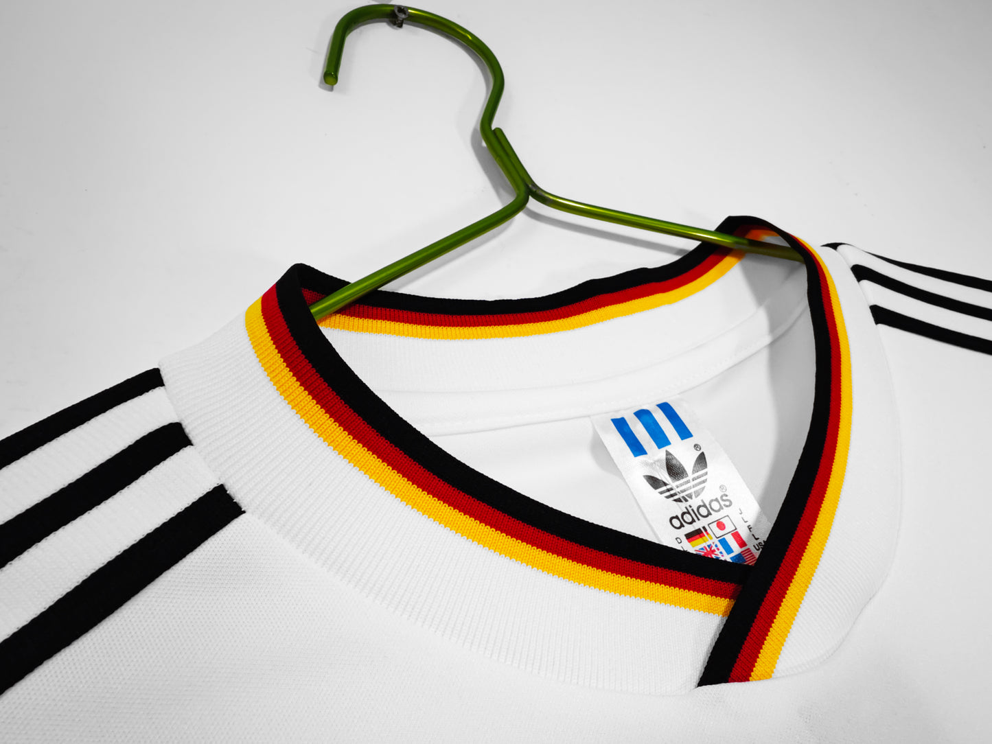 Camiseta Alemania adidas Originals Retro – Blanca con 3 bandas y ribete tricolor (inspiración 70/80)