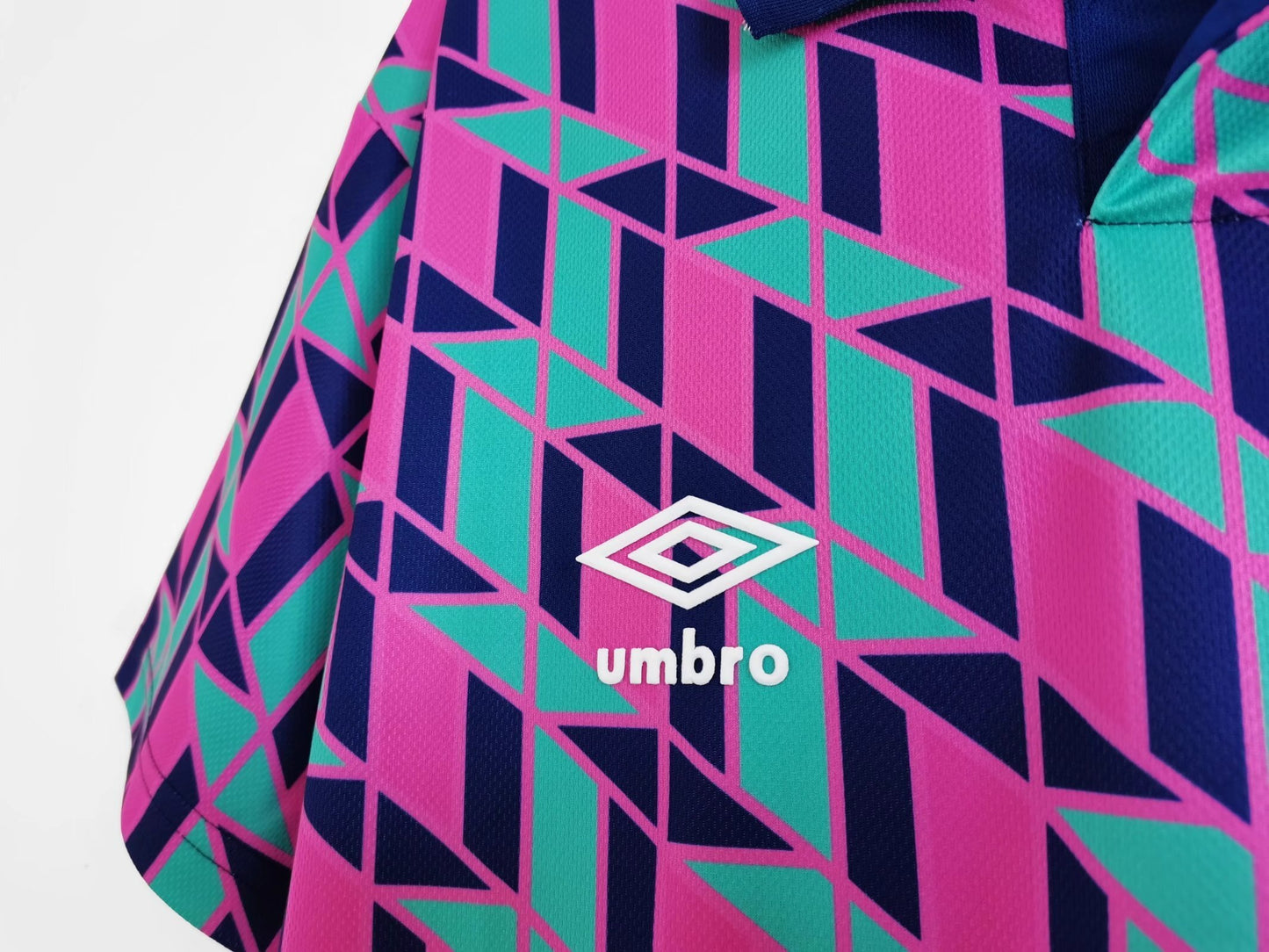 Escocia Umbro — Third 1991-93 | patrón geométrico morado/verde y cuello polo marino