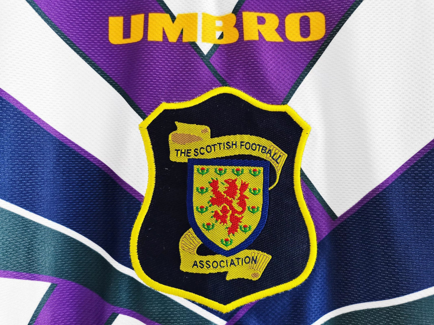Escocia Umbro — Away blanca 1994-96 | relámpago morado “Saltire” y cuello polo