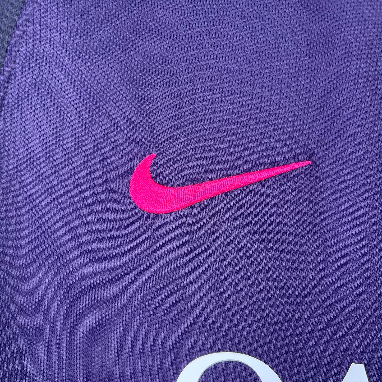 FC Barcelona “Qatar Airways” 2016–17 — Camiseta away Nike morada/negra (detalles fucsia)