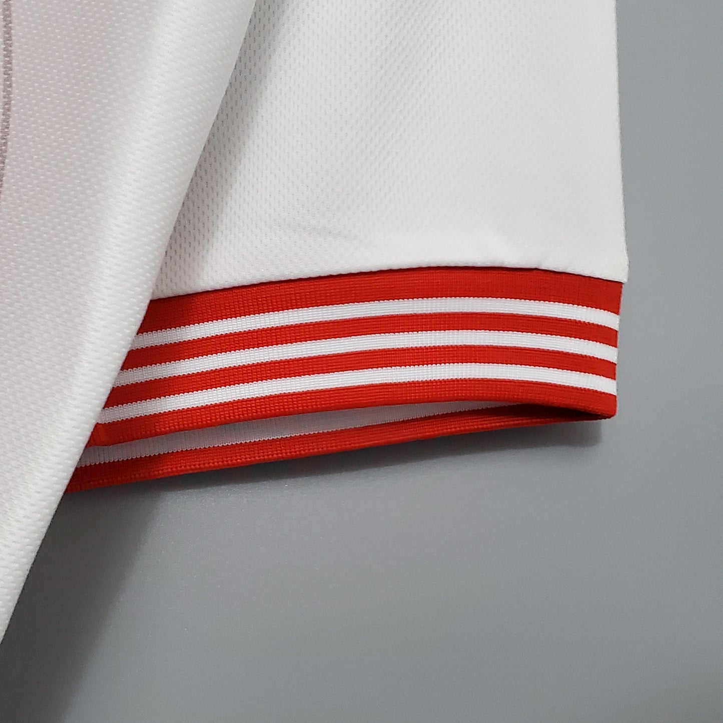 Ajax “ABN-AMRO” 1994–96 — Camiseta home Umbro blanca/roja (cuello polo rayado)