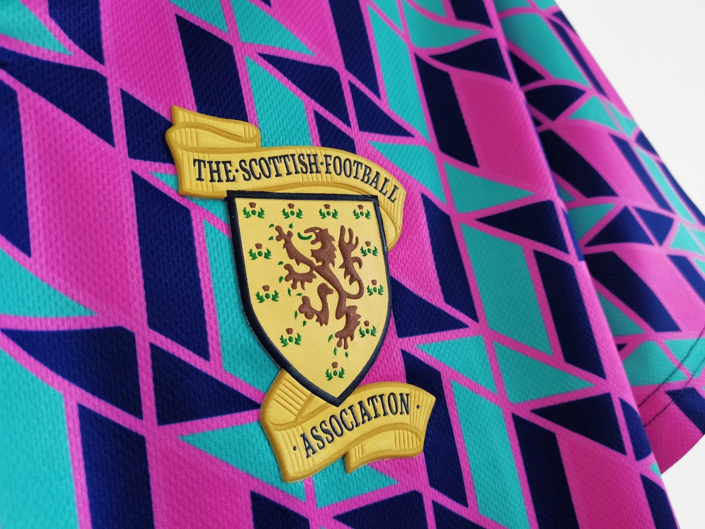 Escocia Umbro — Third 1991-93 | patrón geométrico morado/verde y cuello polo marino