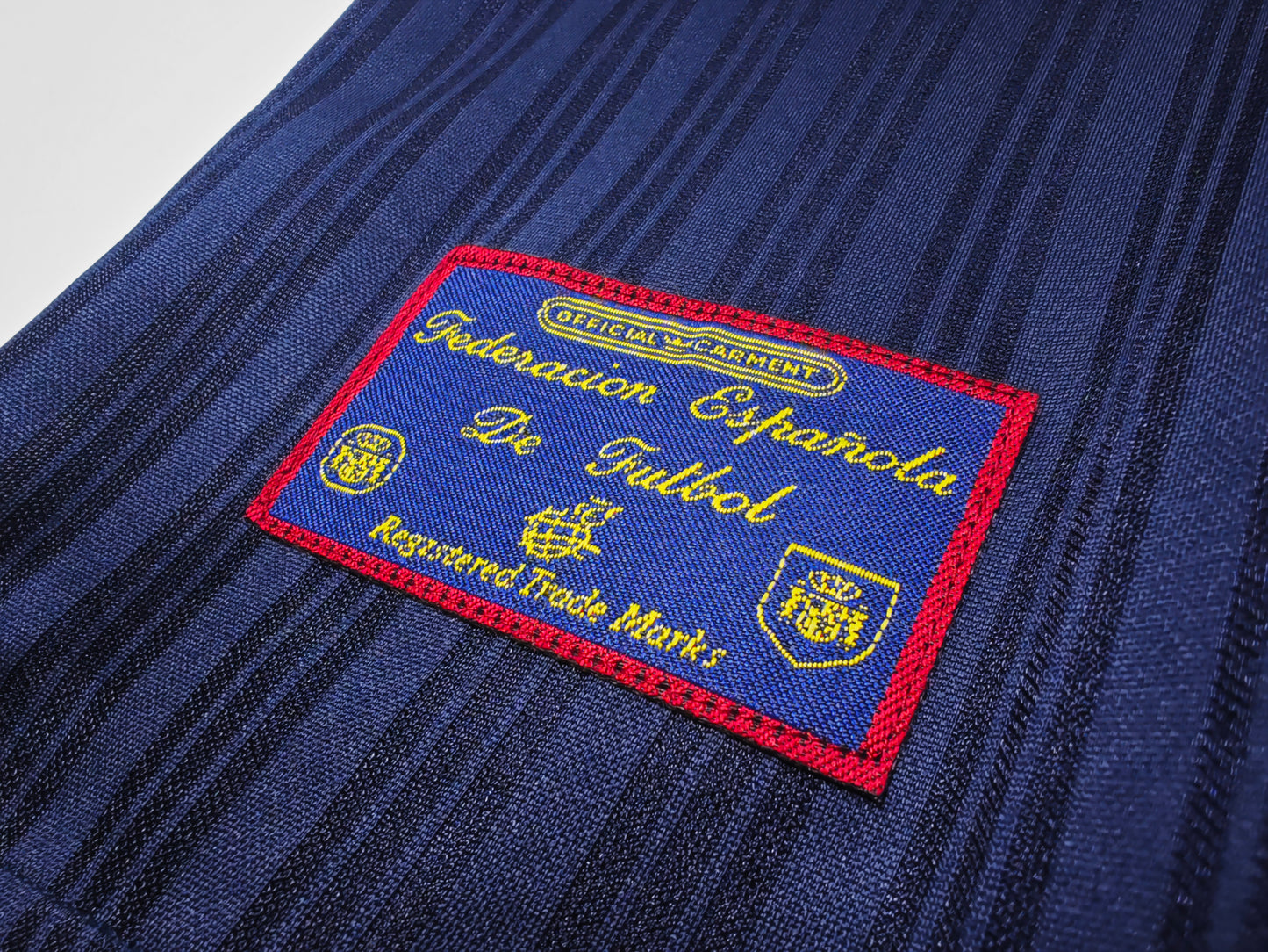 Camiseta España adidas Visitante 1994–1996 (USA ’94) – Azul marino con franja bandera y cuello henley