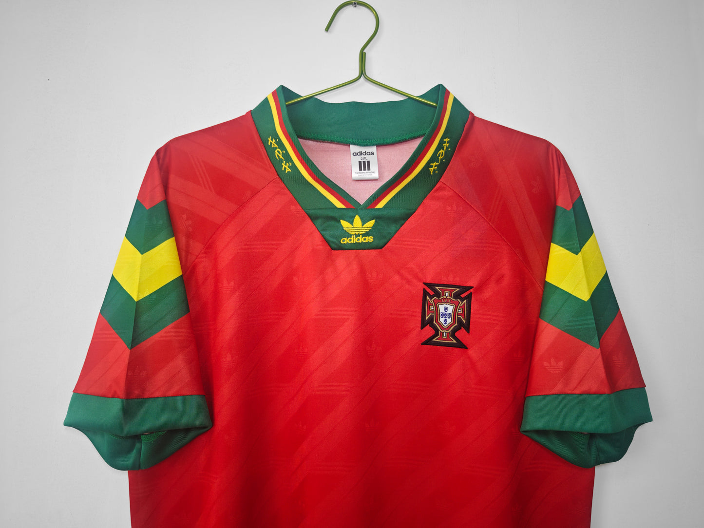 Camiseta Portugal Adidas Home 1992–94 – Roja con franjas tricolor en mangas (era Rui Costa/Figo)