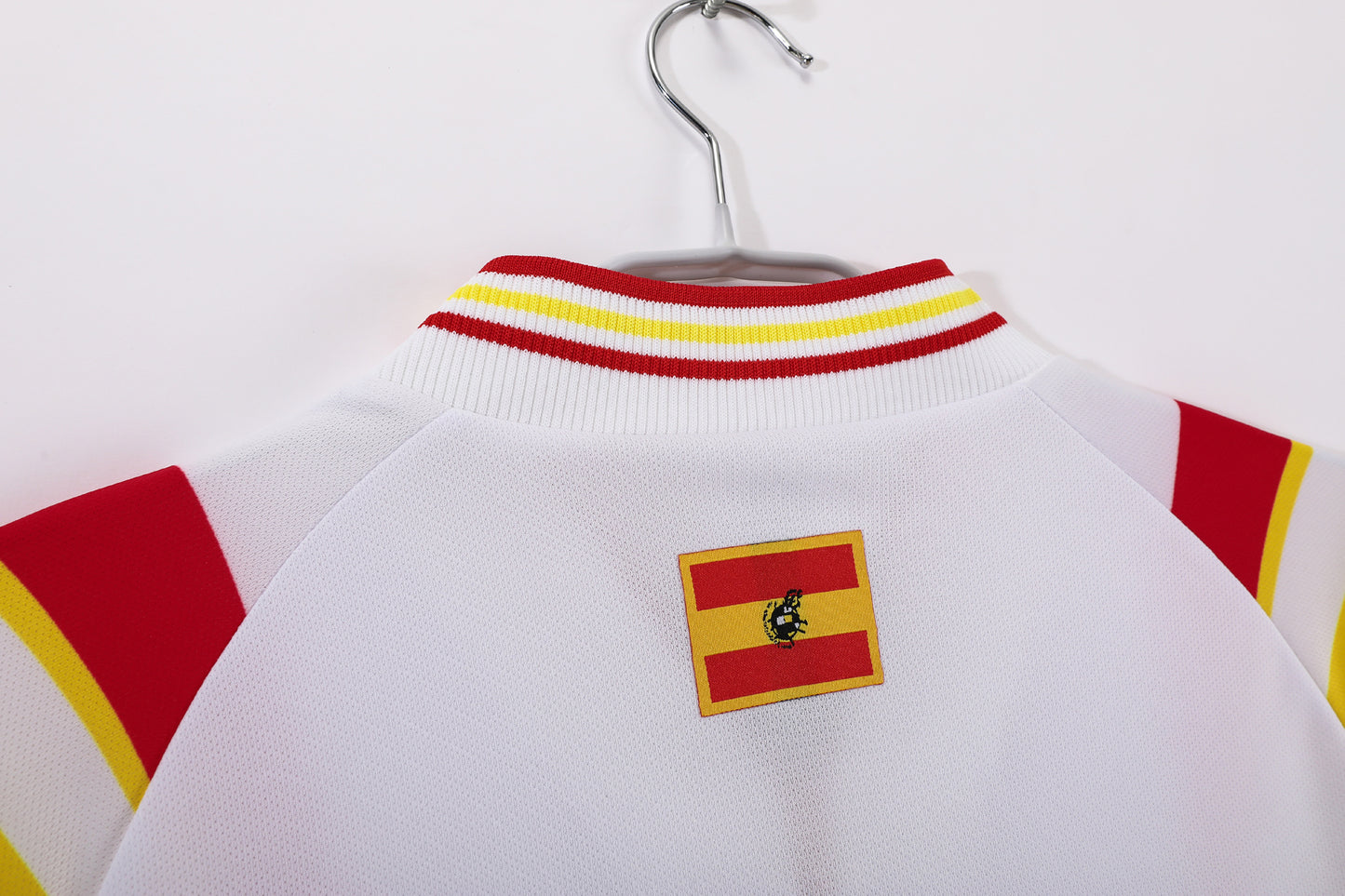 España 1994–96 Away (Blanca con arcos rojo/amarillo) – adidas Equipment