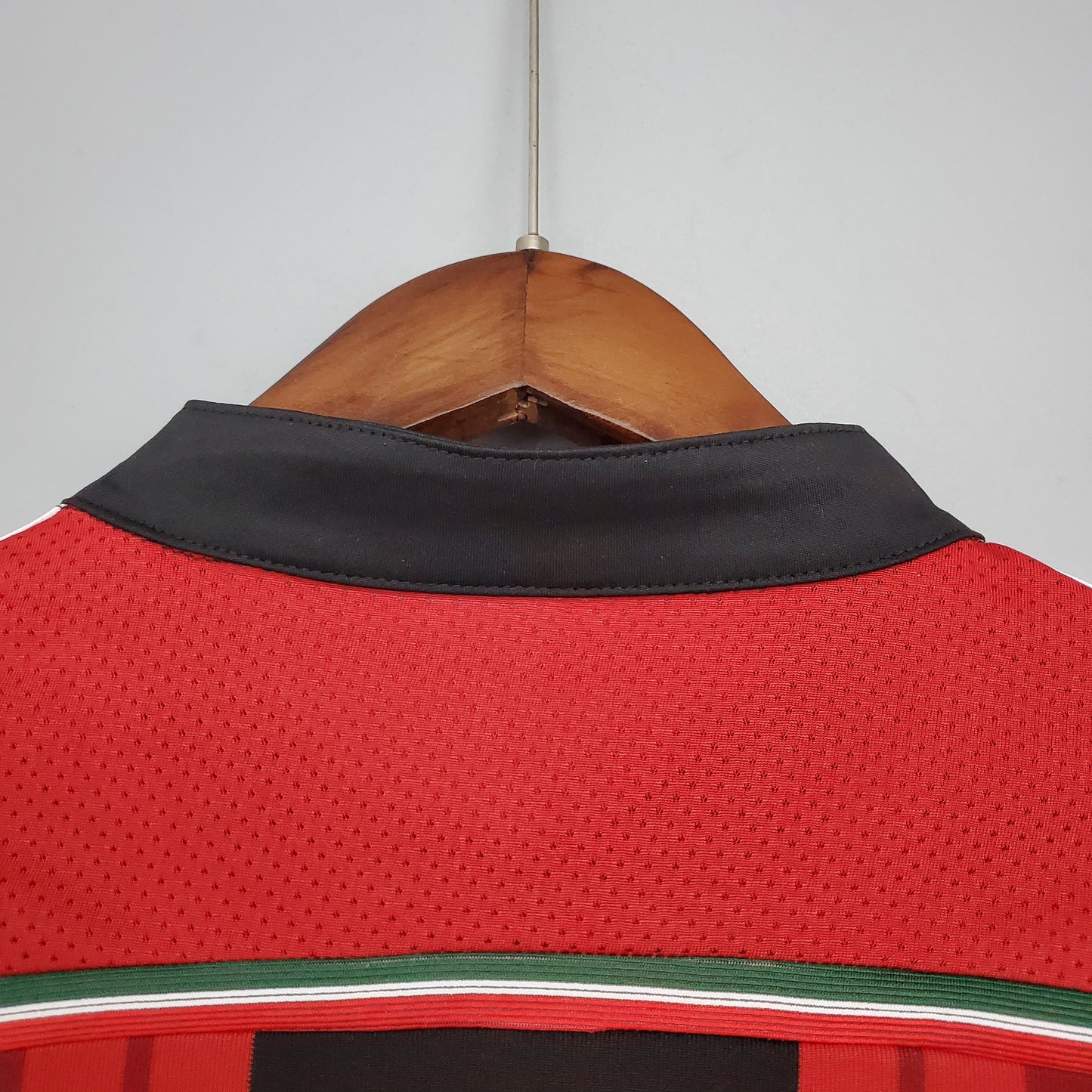 AC Milan Home 2014/15 “Fly Emirates” – adidas (Cruz de Milán)