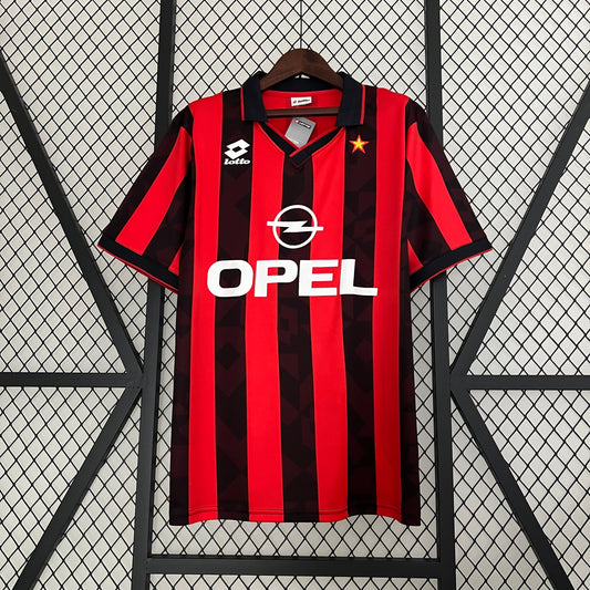AC Milan “OPEL” 1996–97 — Camiseta home Lotto rossonera (cuello en V)