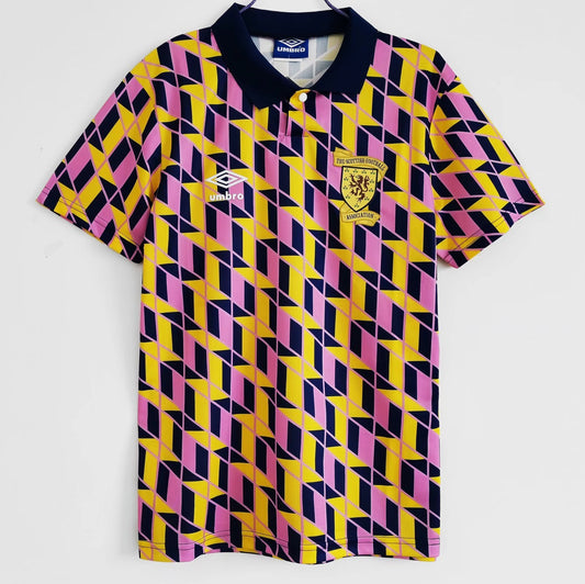 Escocia Umbro — Third 1991-93 | patrón geométrico amarillo/rosa y cuello polo marino