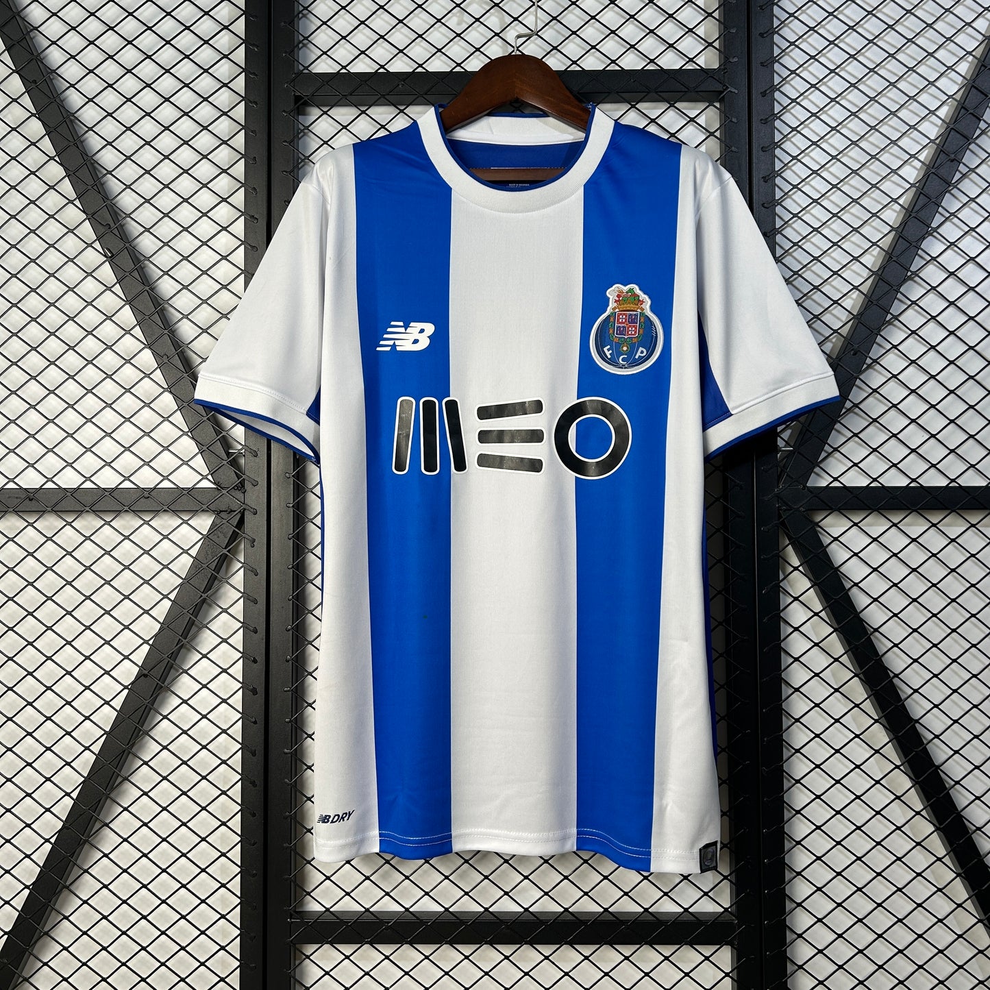 FC Porto “MEO” 2015–16 — Camiseta home New Balance a rayas azul/blanco