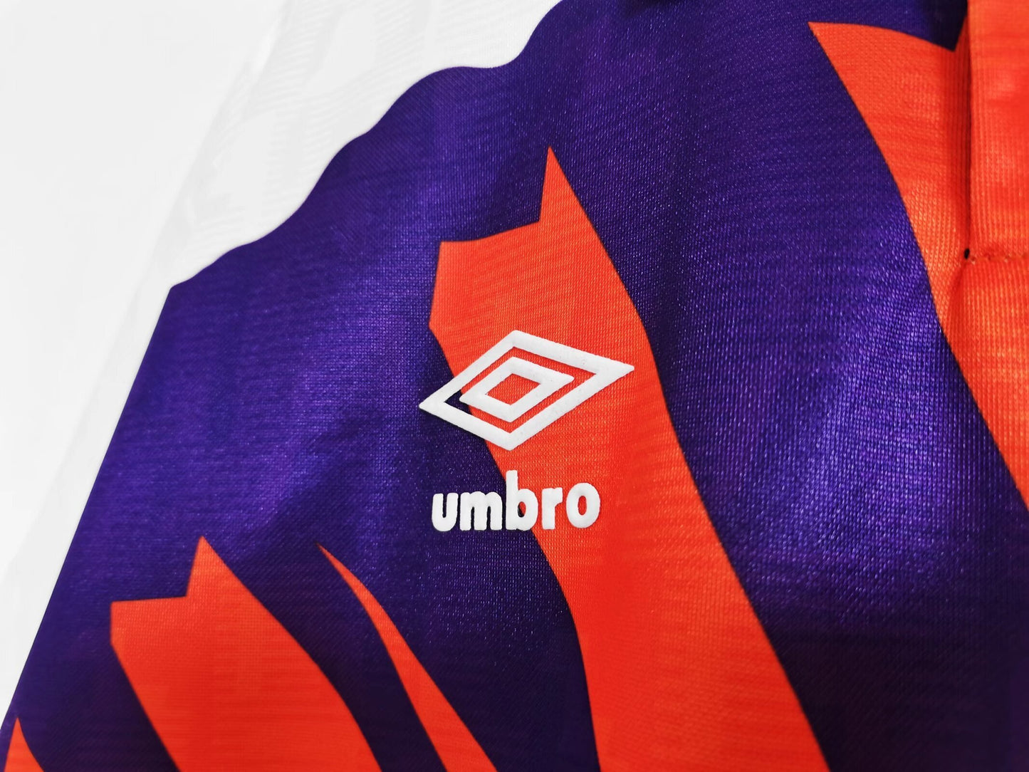 Camiseta Escocia Umbro Away 1991–1993 (Euro ’92 era) – Blanca con gráfico rojo/marino y cuello polo