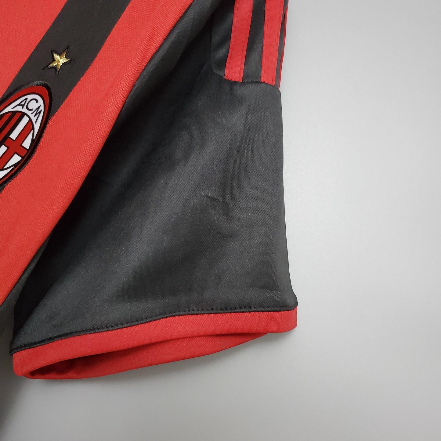 AC Milan “bwin” 2008–09 — Camiseta home Adidas rossonera (cuello blanco)