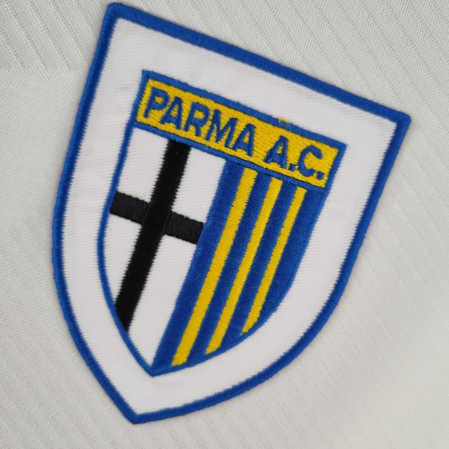 Parma A.C. “Parmalat” 1992–94 — Camiseta away Umbro blanca (cuello azul/amarillo)