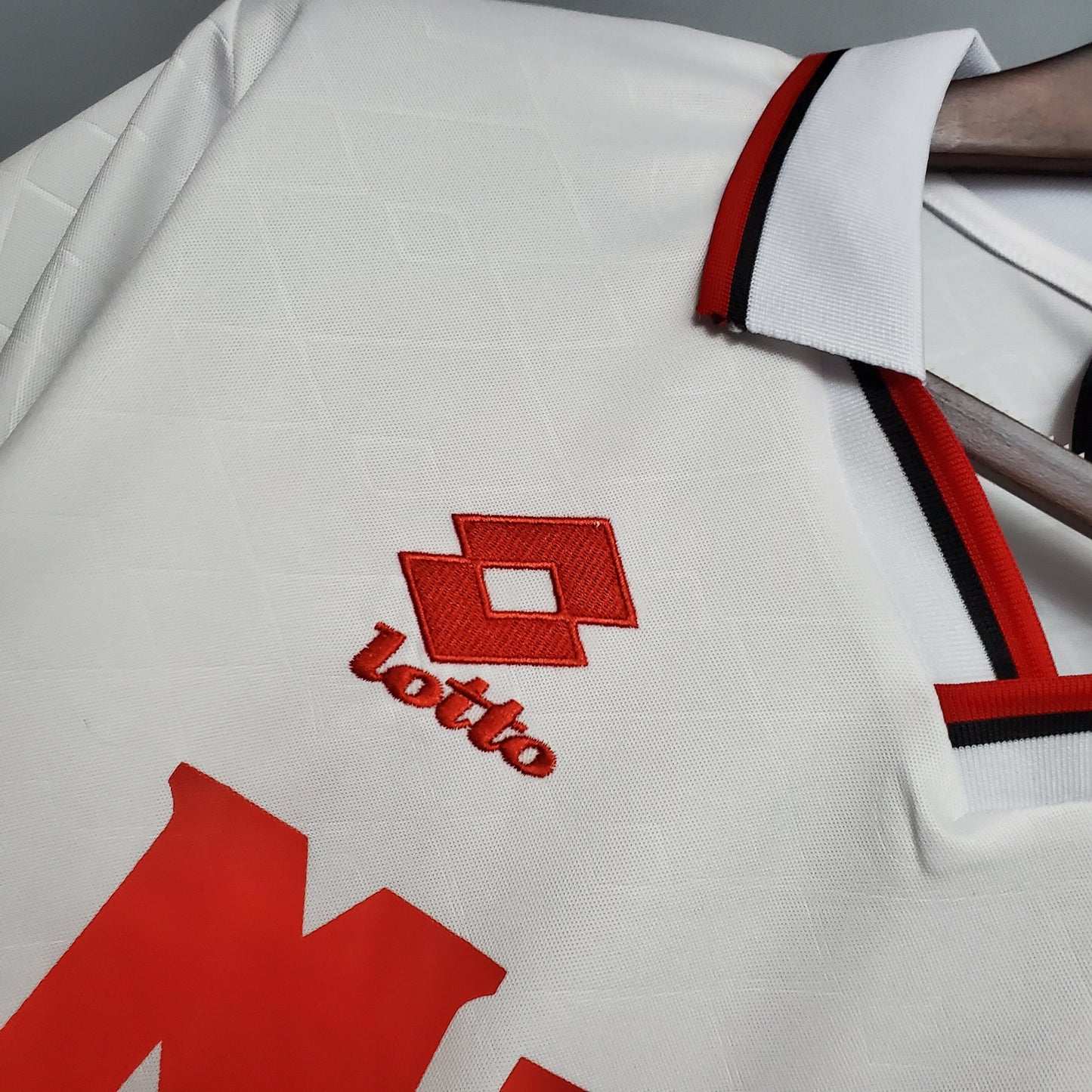 AC Milan “Motta” 1993–94 — Camiseta away Lotto blanca (banda roja)