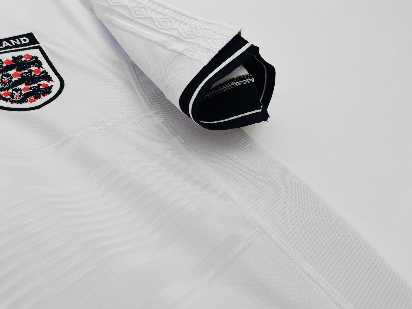 Inglaterra Umbro — Home blanca 2010-12 | “Tailored by Umbro”, minimalismo clásico