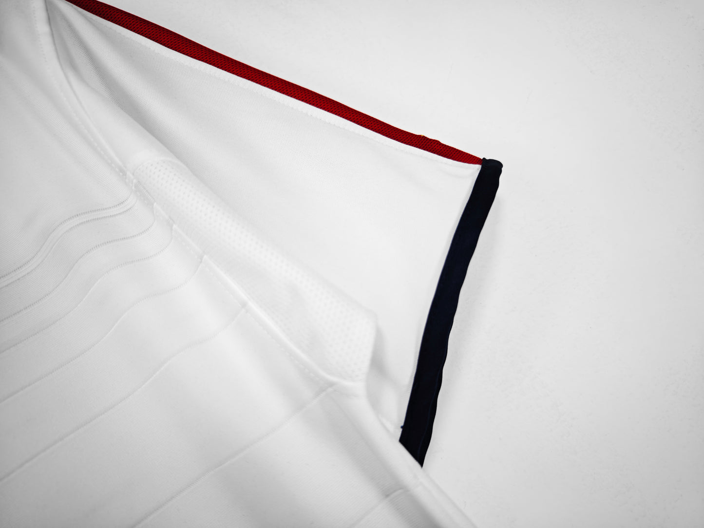 Camiseta Inglaterra Umbro Local 2001–2003 – Blanca con paneles rojos (Mundial 2002)