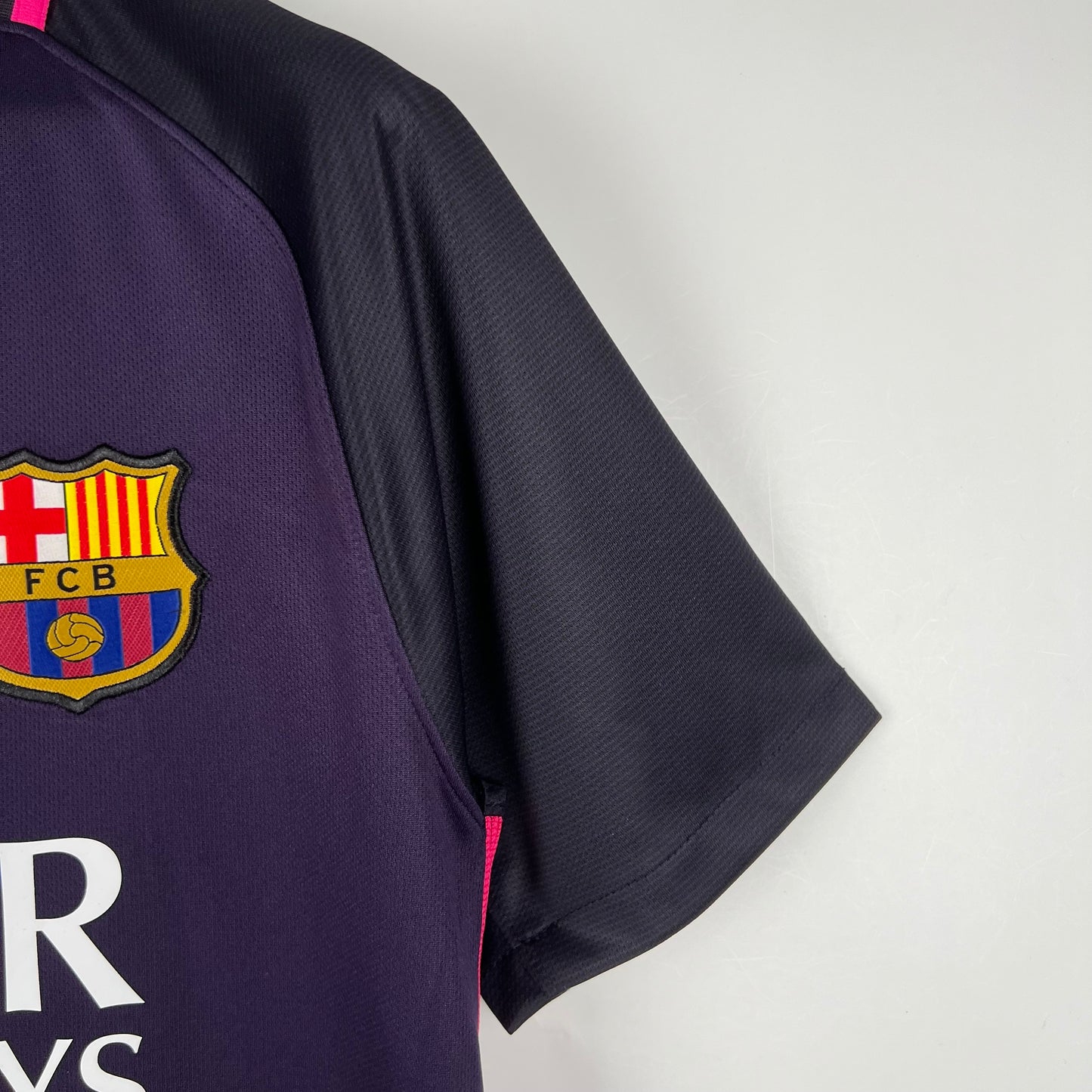 FC Barcelona “Qatar Airways” 2016–17 — Camiseta away Nike morada/negra (detalles fucsia)