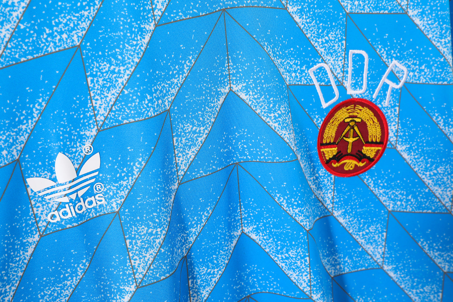 Camiseta DDR / Alemania Democrática adidas Visitante 1988–1990 – Azul con patrón geométrico (Trefoil)
