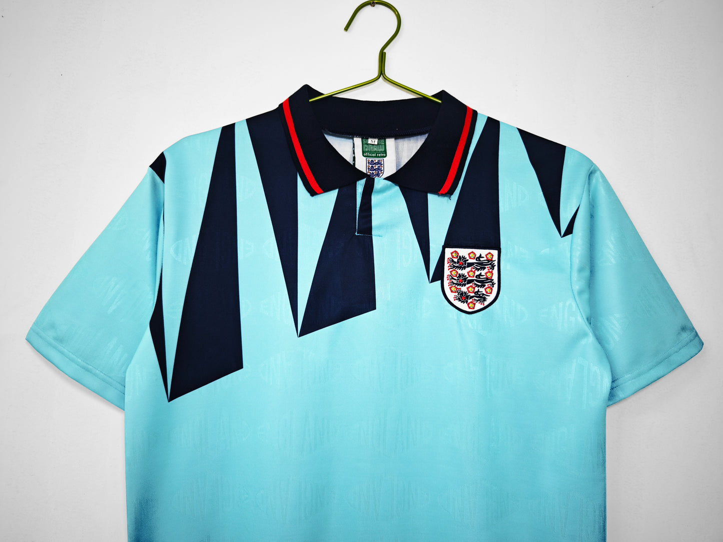Camiseta Inglaterra Score Draw Retro – Third 1990–1992 “Ice Blue” | Celeste/Marino con cuello polo