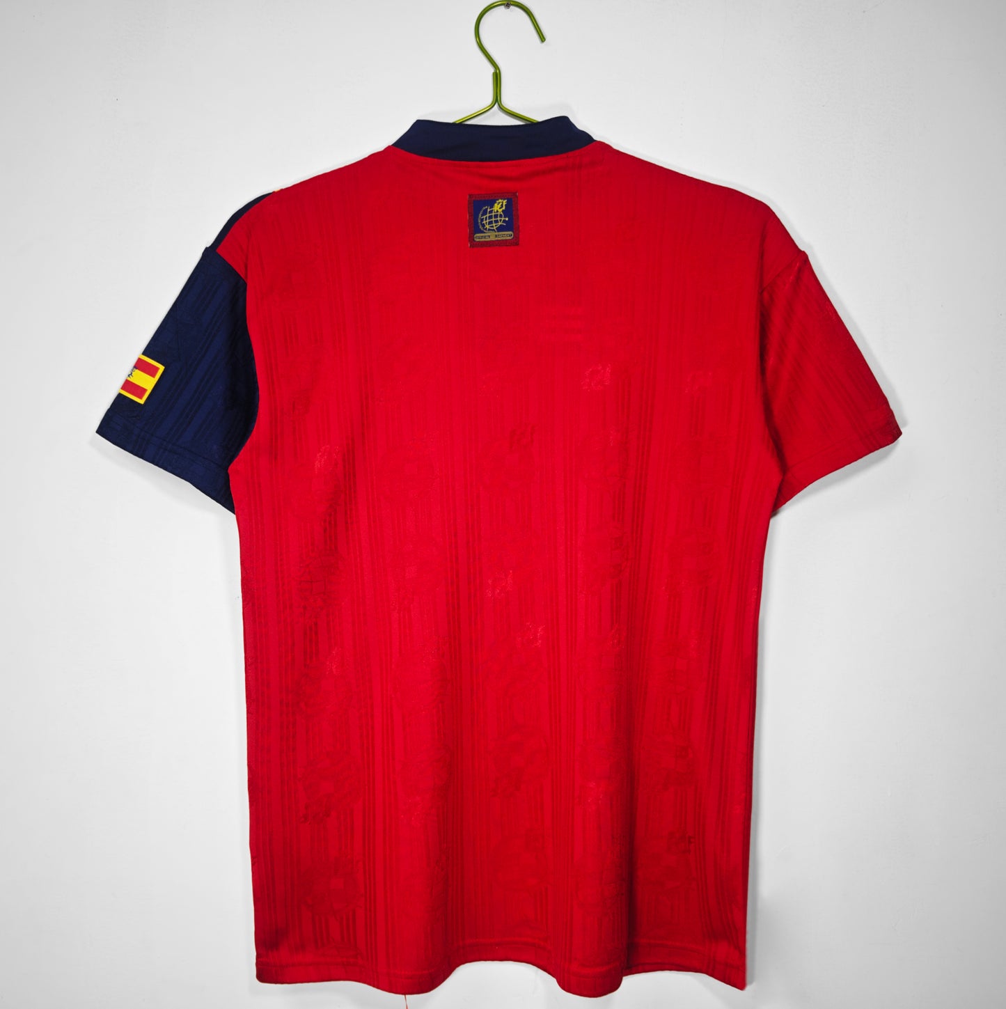 Camiseta España adidas Local 1994–1996 (USA ’94) – Roja con franja bandera y cuello henley
