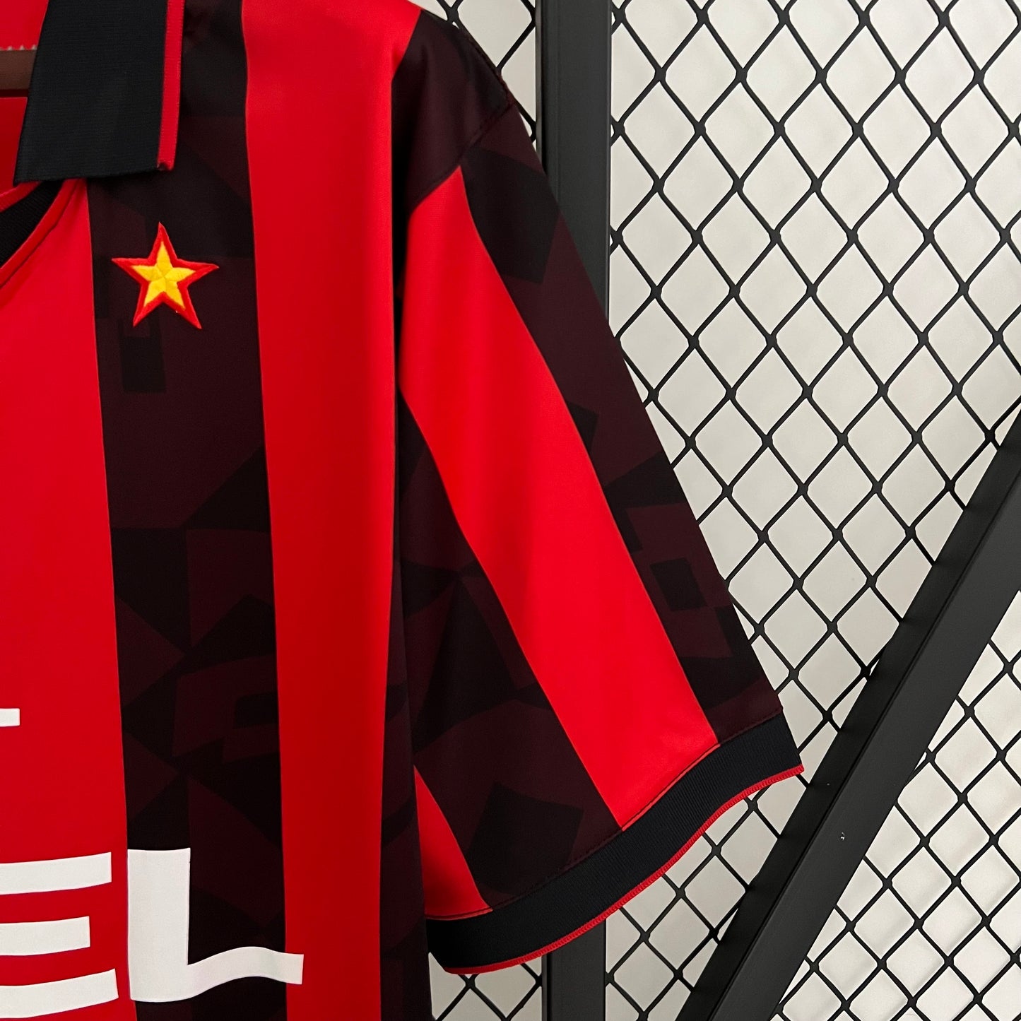 AC Milan “OPEL” 1996–97 — Camiseta home Lotto rossonera (cuello en V)