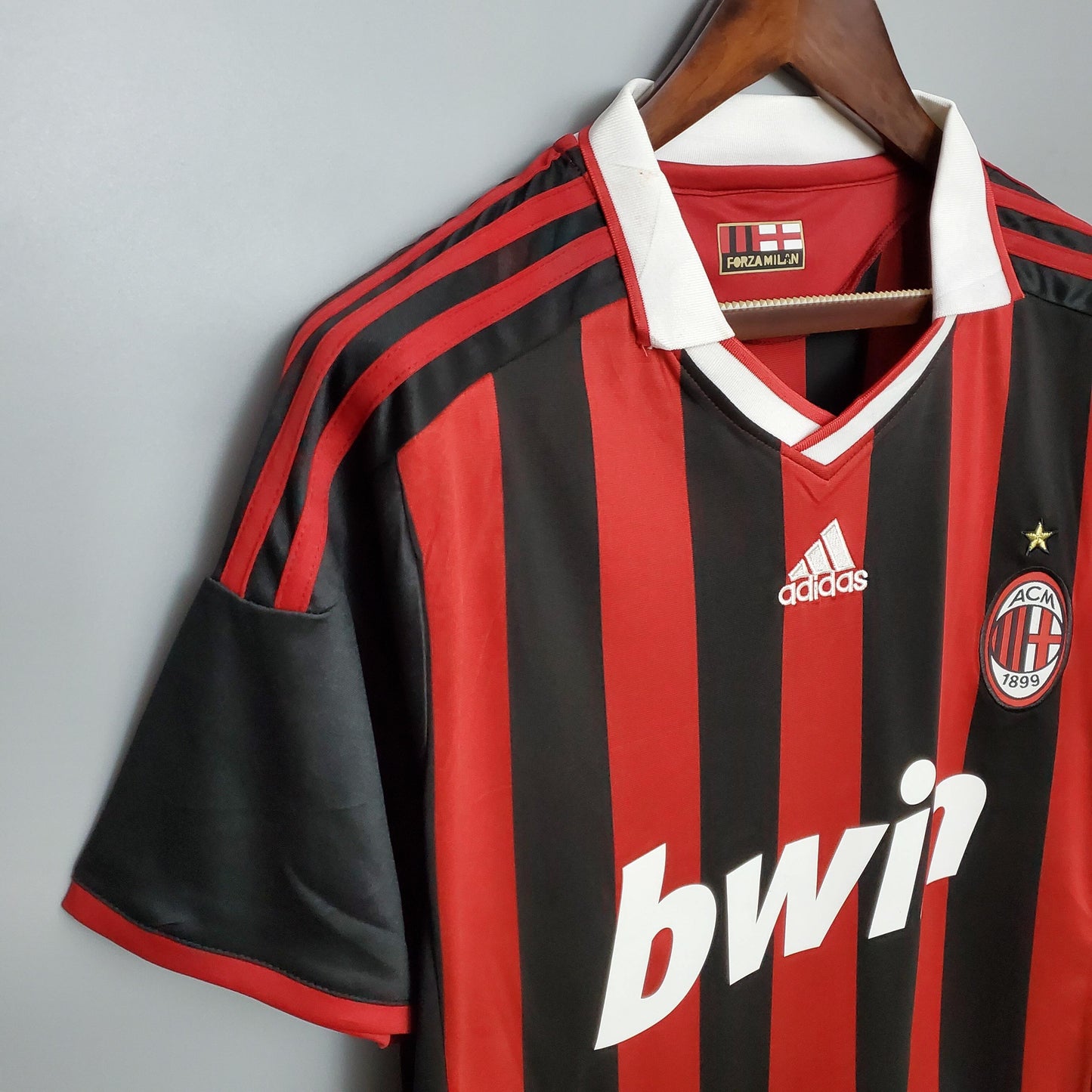 AC Milan “bwin” 2008–09 — Camiseta home Adidas rossonera (cuello blanco)