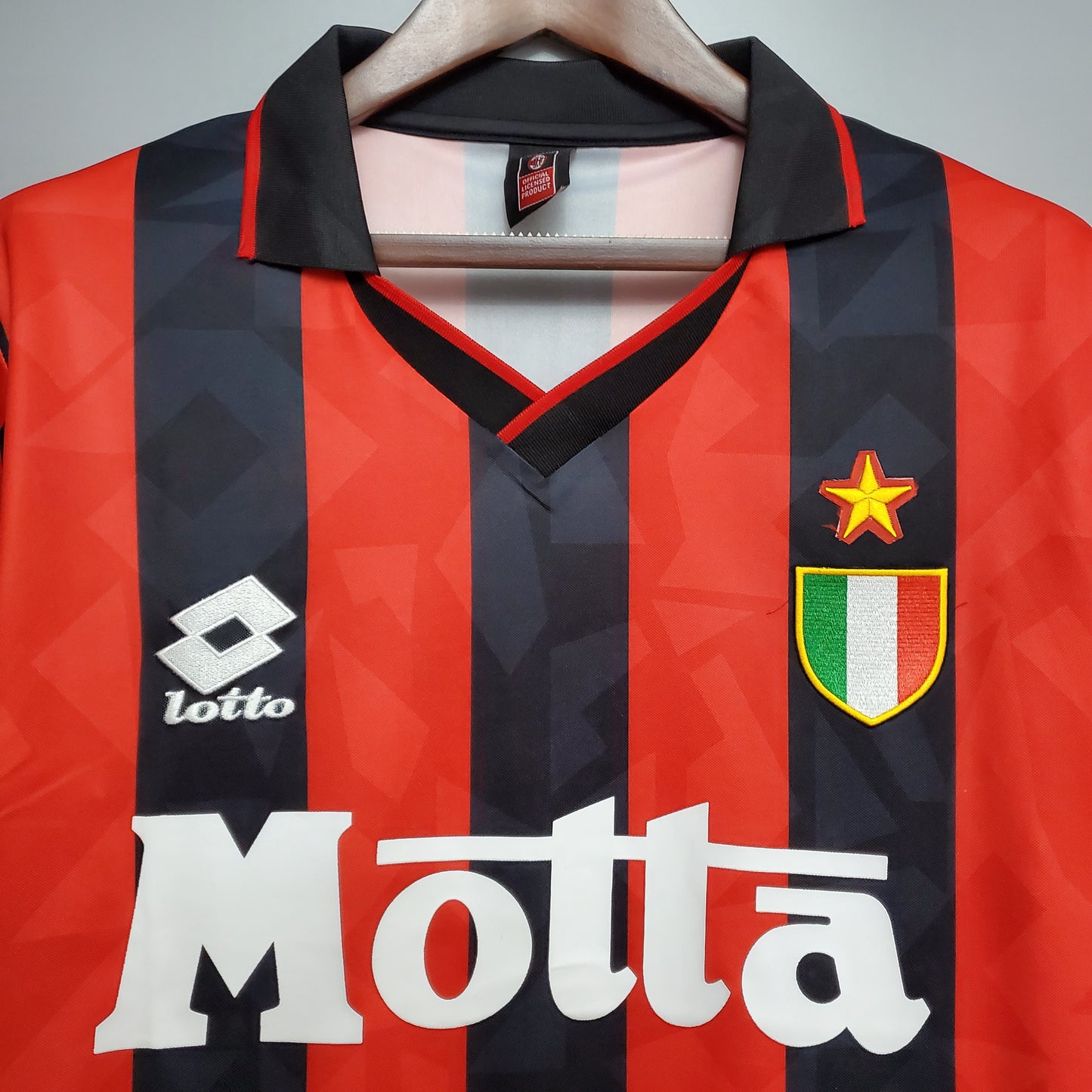 AC Milan “Motta” 1993–94 — Camiseta home Lotto rossonera (parche Scudetto)