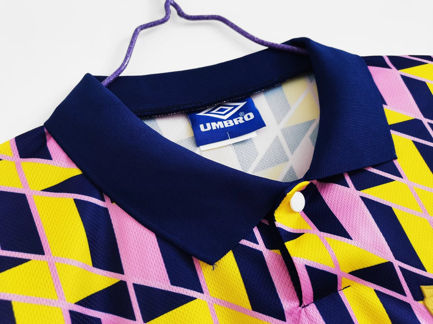 Escocia Umbro — Third 1991-93 | patrón geométrico amarillo/rosa y cuello polo marino