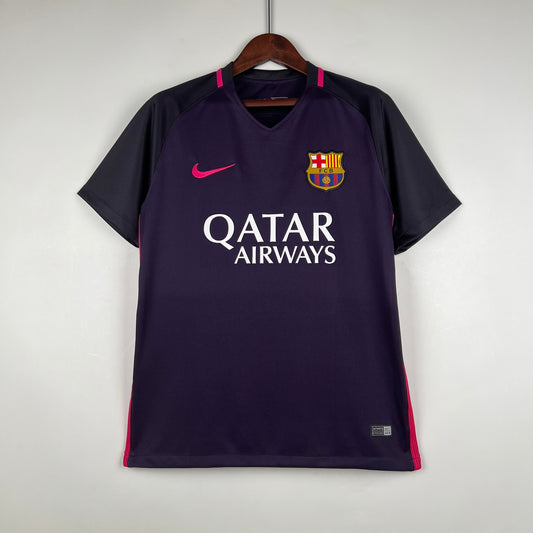 FC Barcelona “Qatar Airways” 2016–17 — Camiseta away Nike morada/negra (detalles fucsia)