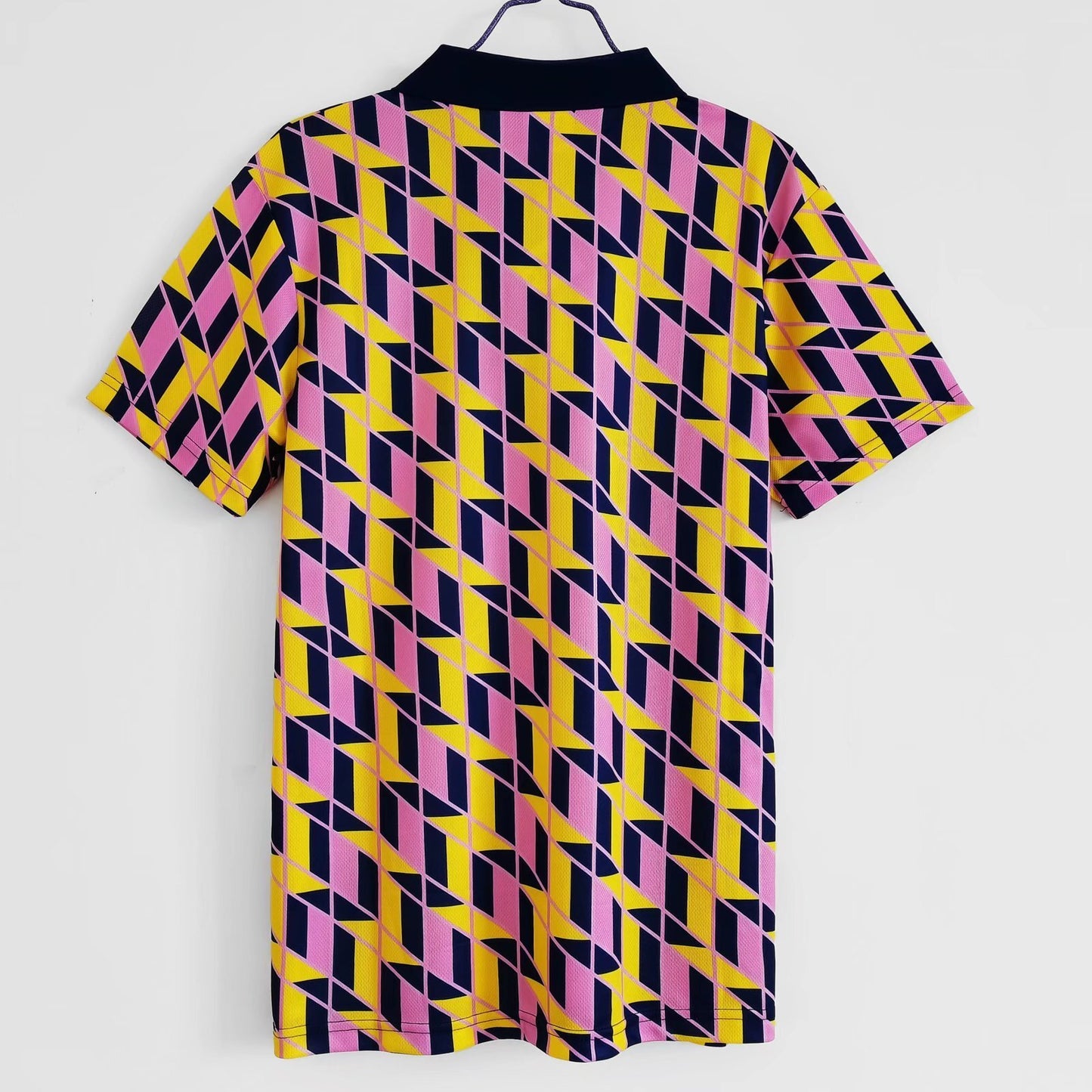 Escocia Umbro — Third 1991-93 | patrón geométrico amarillo/rosa y cuello polo marino