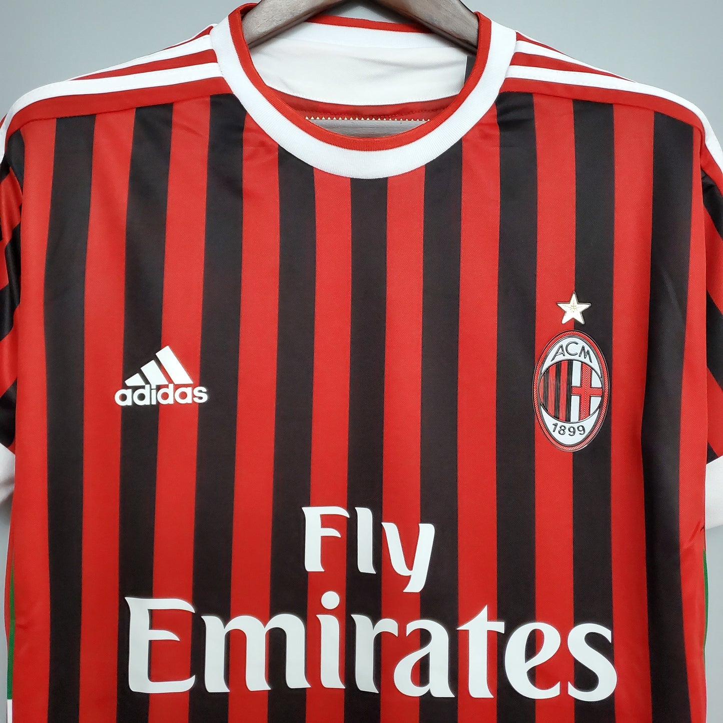 AC Milan “Fly Emirates” 2012–13 — Camiseta home Adidas rossonera (cuello blanco)