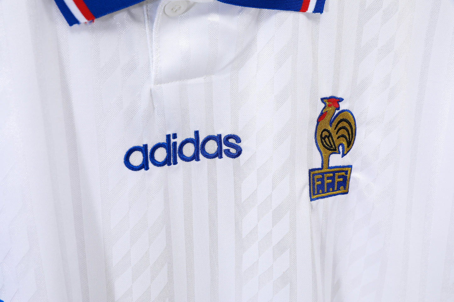 Camiseta Francia adidas Visitante 1992–1993 – Blanca con franja de triángulos tricolor
