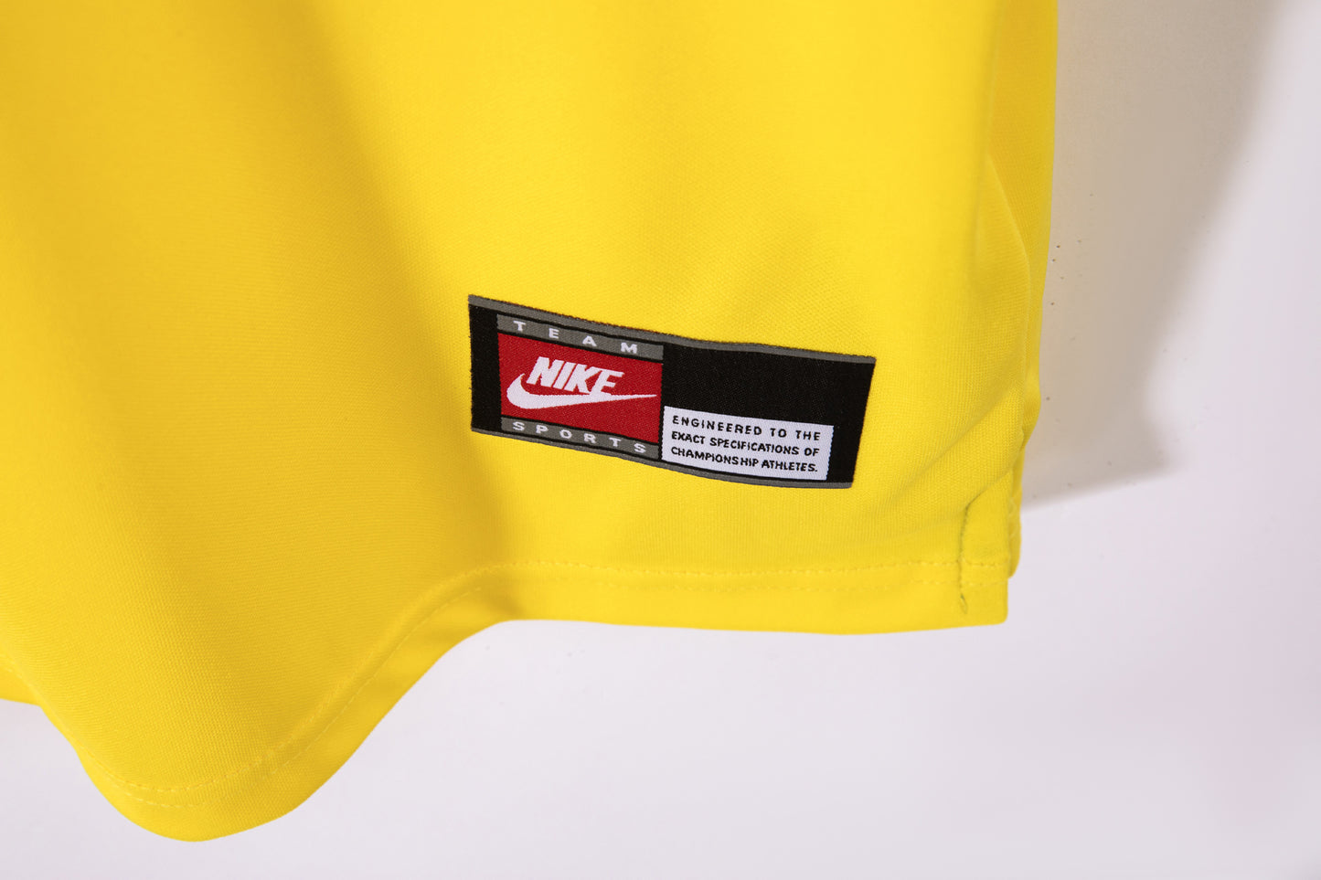 Camiseta Brasil Nike Local 2002–2004 – Amarilla con cuello polo verde (5 estrellas) – NikeFIT