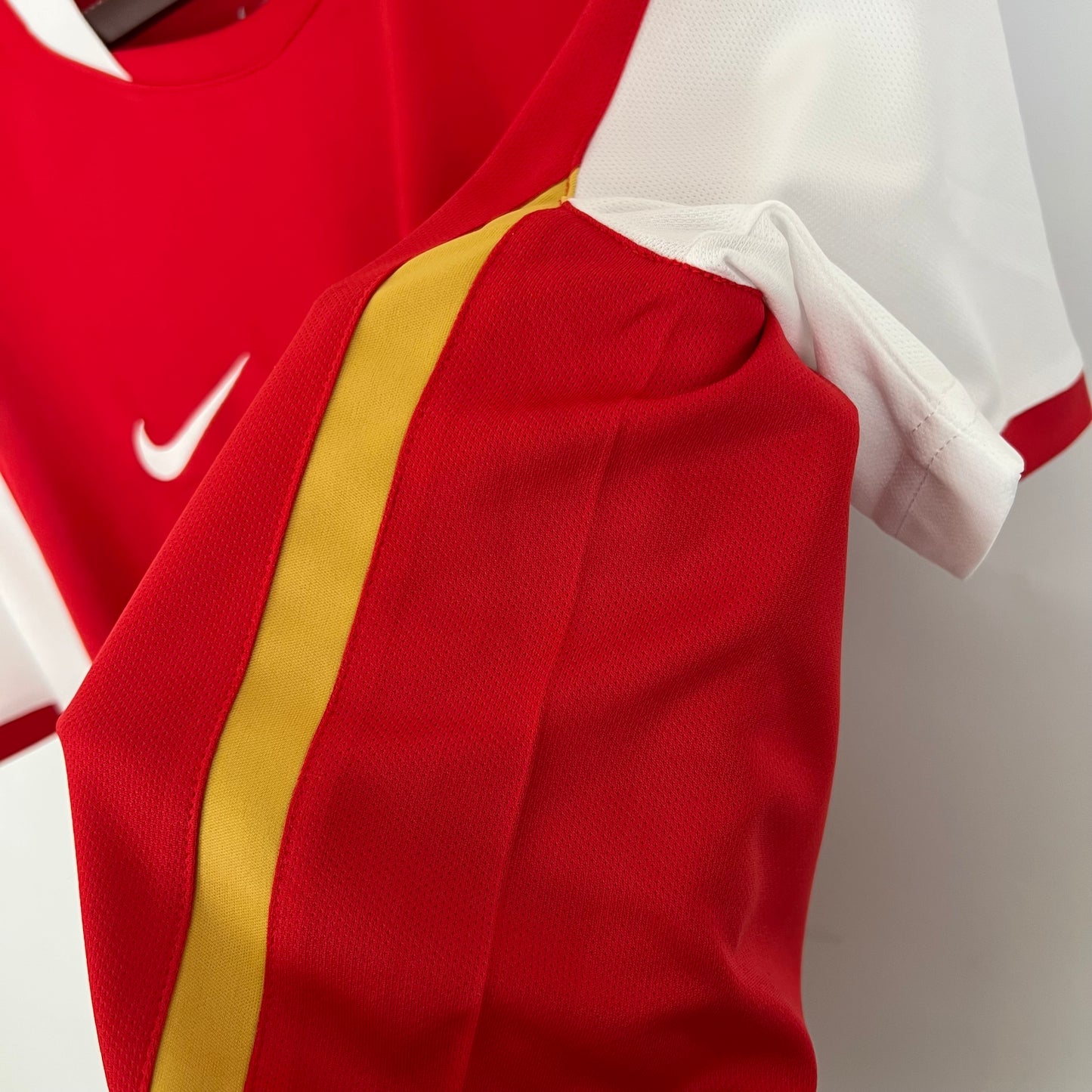Arsenal “Fly Emirates” 2006–08 — Camiseta home Nike roja (mangas blancas)