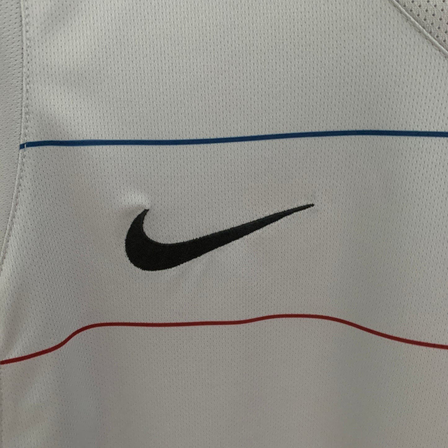 FC Barcelona 2003–04 — Camiseta away Nike gris con líneas blaugranas