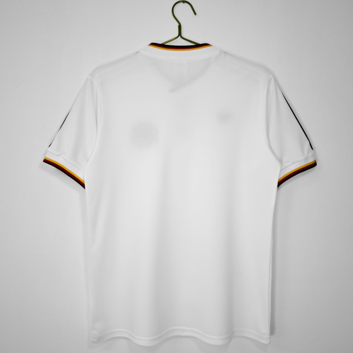 Camiseta Alemania adidas Originals Retro – Blanca con 3 bandas y ribete tricolor (inspiración 70/80)