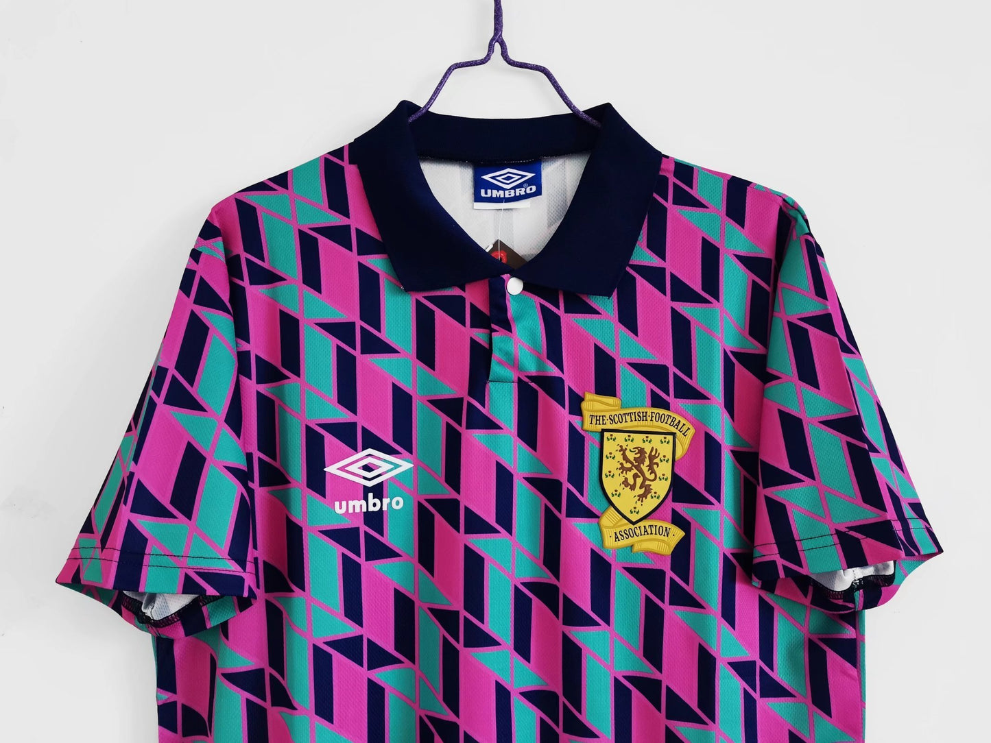 Escocia Umbro — Third 1991-93 | patrón geométrico morado/verde y cuello polo marino