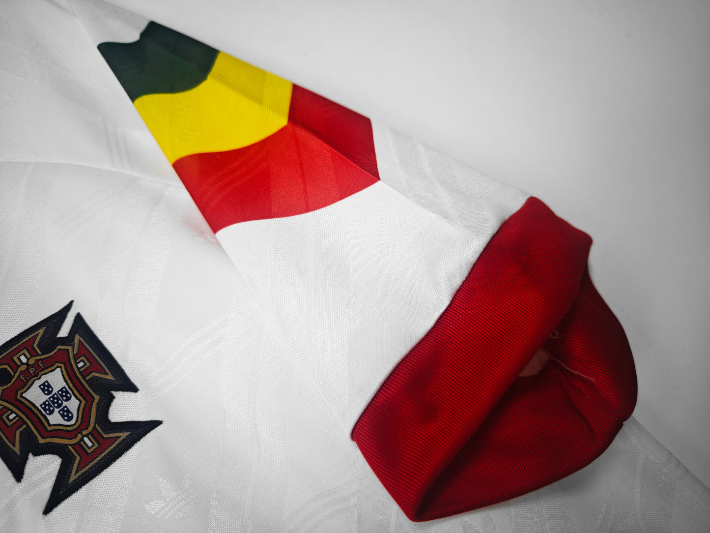 Camiseta Portugal Adidas Away 1992–94 – Blanca con franjas tricolor en mangas (era Rui Costa/Figo)
