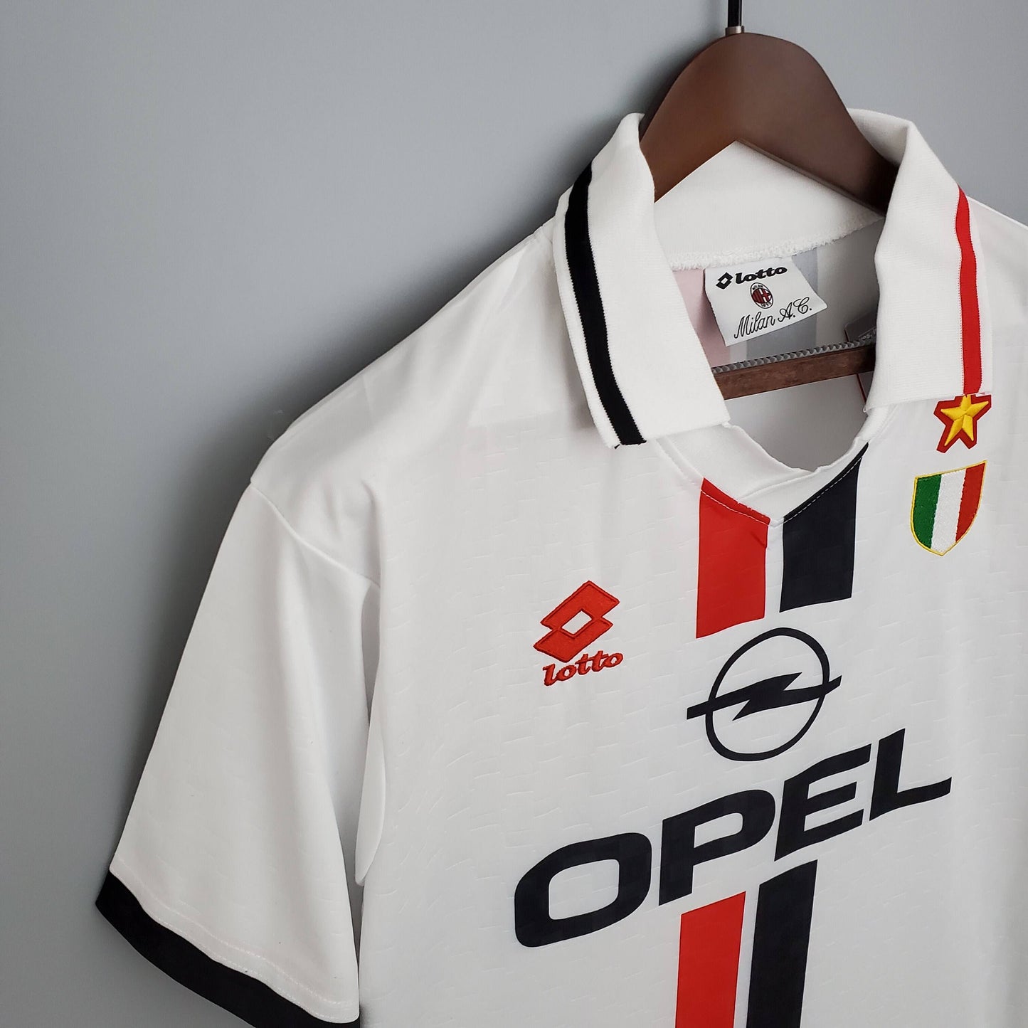 AC Milan “OPEL” 1994–95 — Camiseta away Lotto blanca (banda central rossonera)